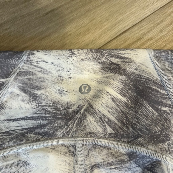 Lululemon Grey & White Mesh Legging - Picture 10 of 10